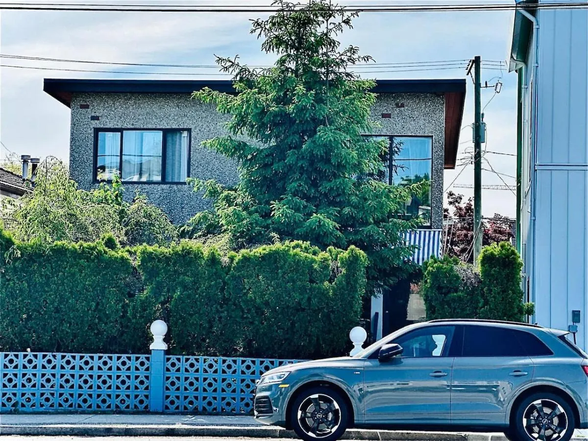 Charming Corner Villa Vancouver Canada